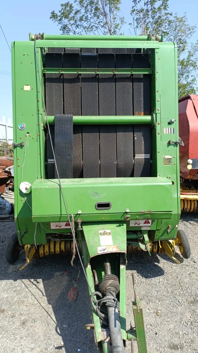 Пресс-подборщик John Deere с ремнями